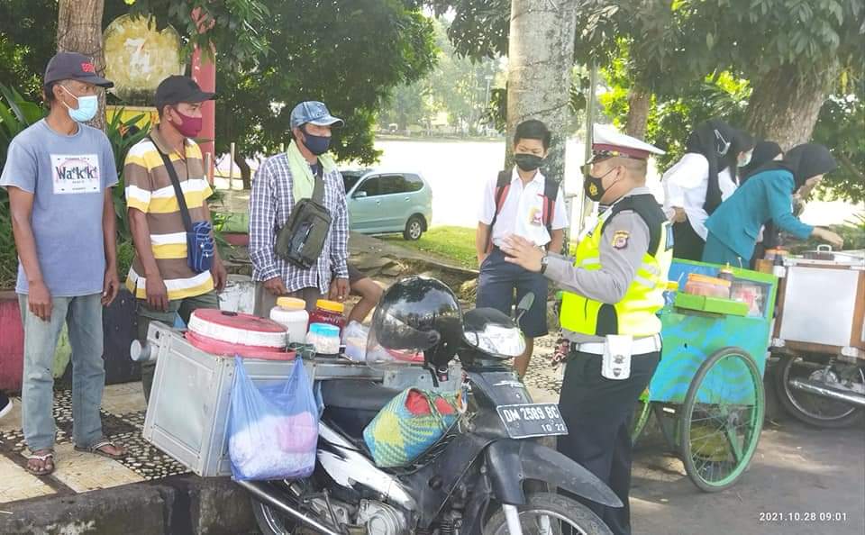 Humanis, Polisi ini Imbau Pedagang Bakso Tusuk Untuk Taat Prokes