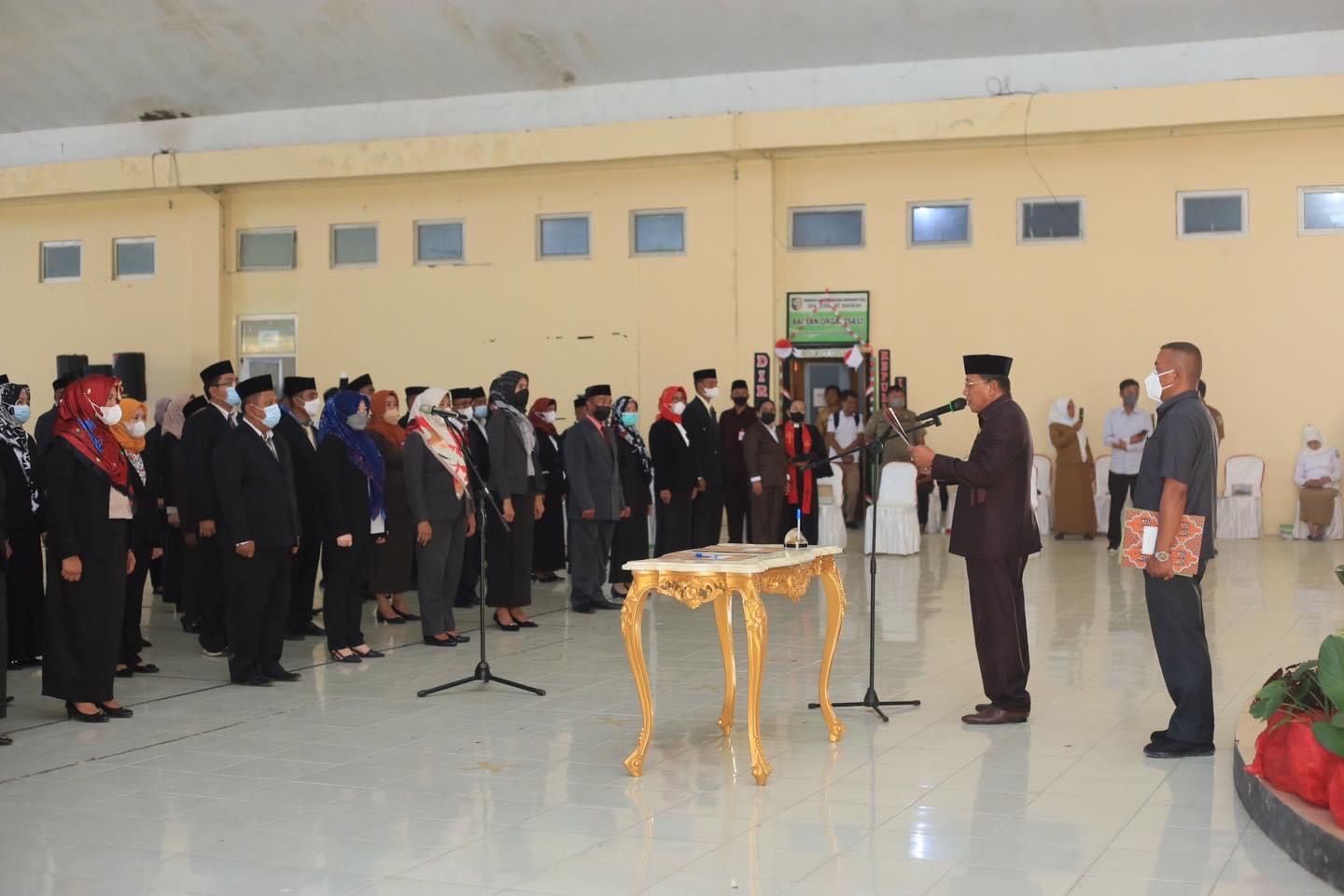Bupati Depri Pontoh Lantik Pejabat Struktural, Fungsional serta Pengawas di Lingkungan Pemkab Bolmut