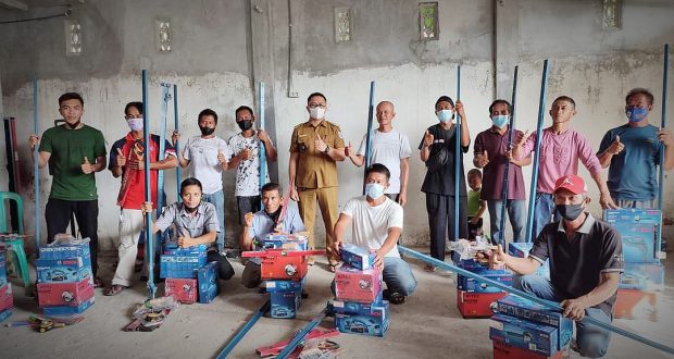 Pemerintah Desa Bungko Beri Bantuan Alat Tukang Bagi Warganya