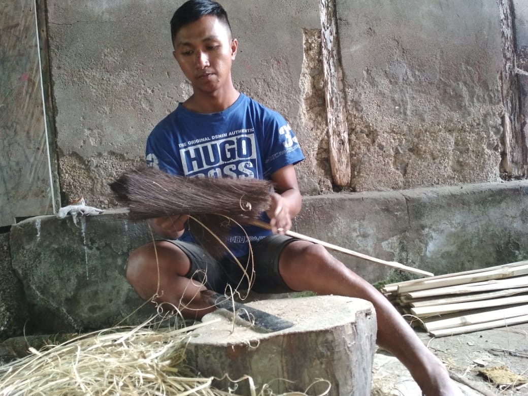 Berkualitas, Sapu Ijuk Desa Sia Dipasarkan Hingga ke Luar Daerah