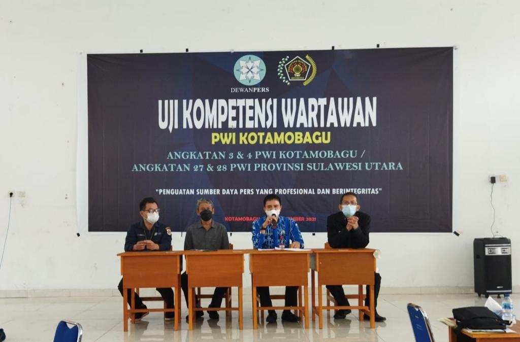 Didampingi Kepala Diskominfo, Sekda Kotamobagu Buka Kegiatan Uji Kompetensi Wartawan