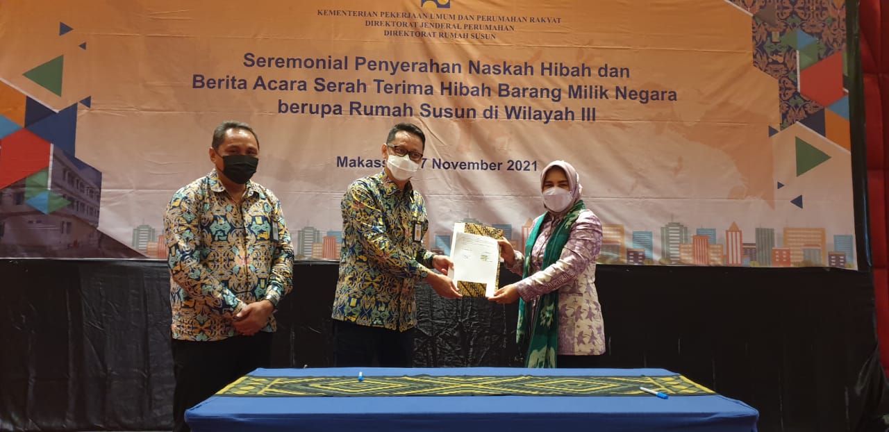 Wali-Kota-Kotamobagu-Tatong-Bara-menerima-berita-acara-hibah-rumah-susun