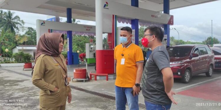 14-59-23-Kabag-Ekbang-Kotamobagu-saat-mengunjungi-SPBU-Moyag-750x375