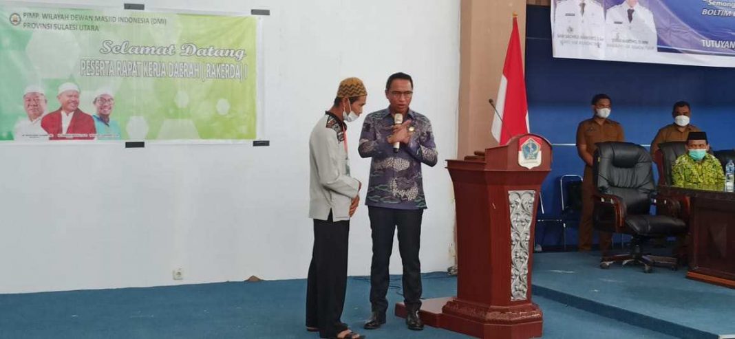 Bupati Sachrul Hadiahi Imam Masjid Al Karim Desa Liberia Umroh ke Tanah Suci