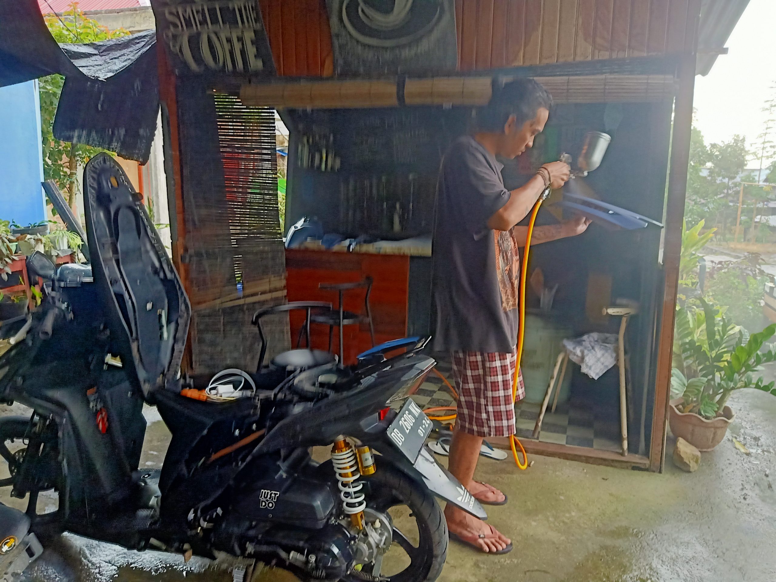 Berawal Dari Hobi, Bayu Membuka Usaha Pembuatan Stiker dan Pengecatan Motor