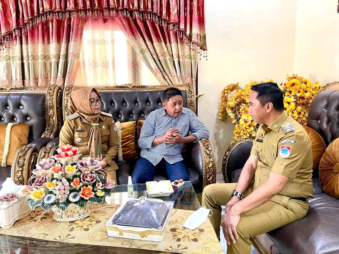 Bupati Sam Sachrul Sambangi Rumah Mantan Wakil Bupati Boltim Periode 2015-2020