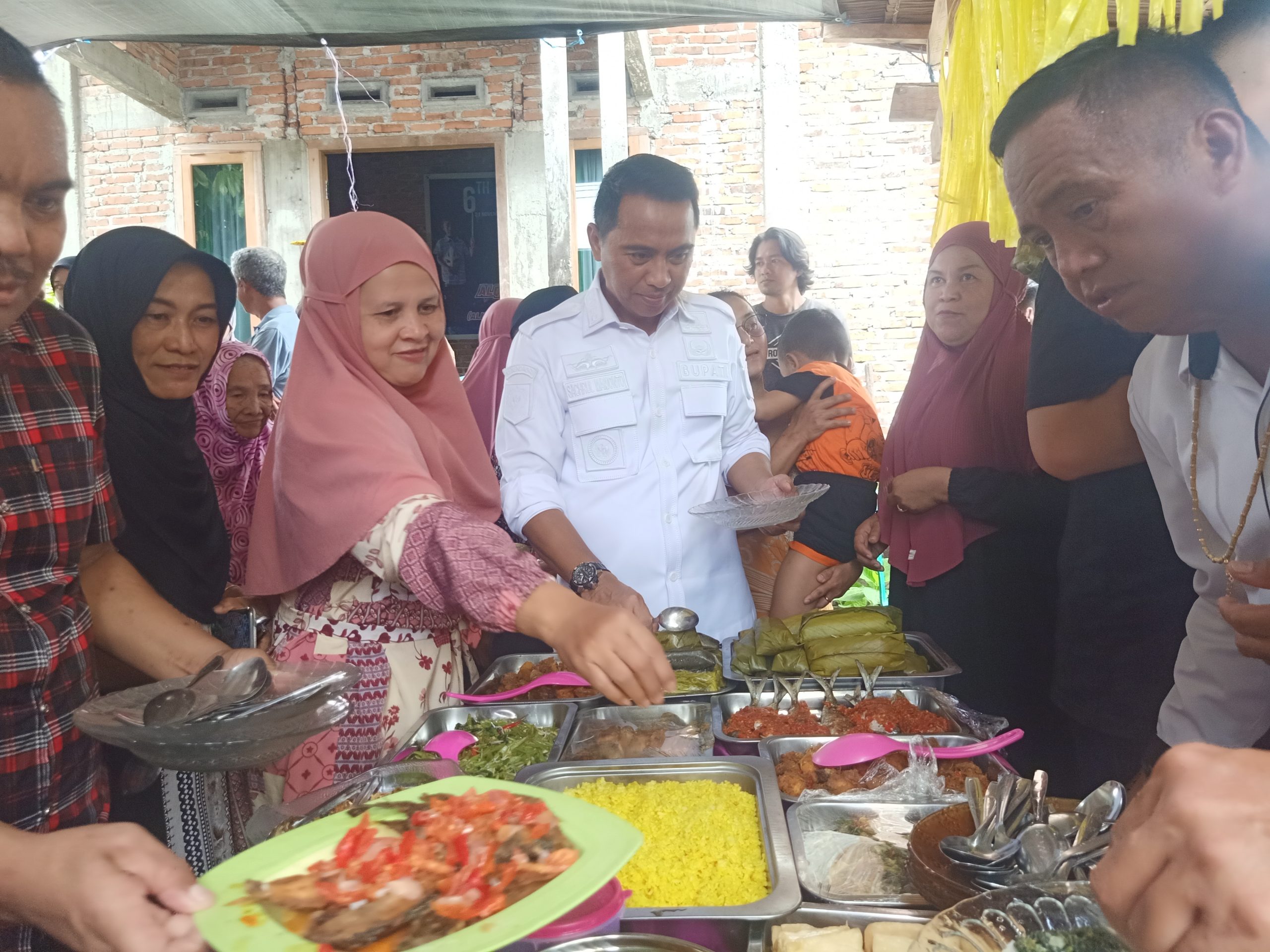 Lebaran Ketupat, Bupati Sam Sachrul Blusukan ke Rumah Warga Desa Moyongkota