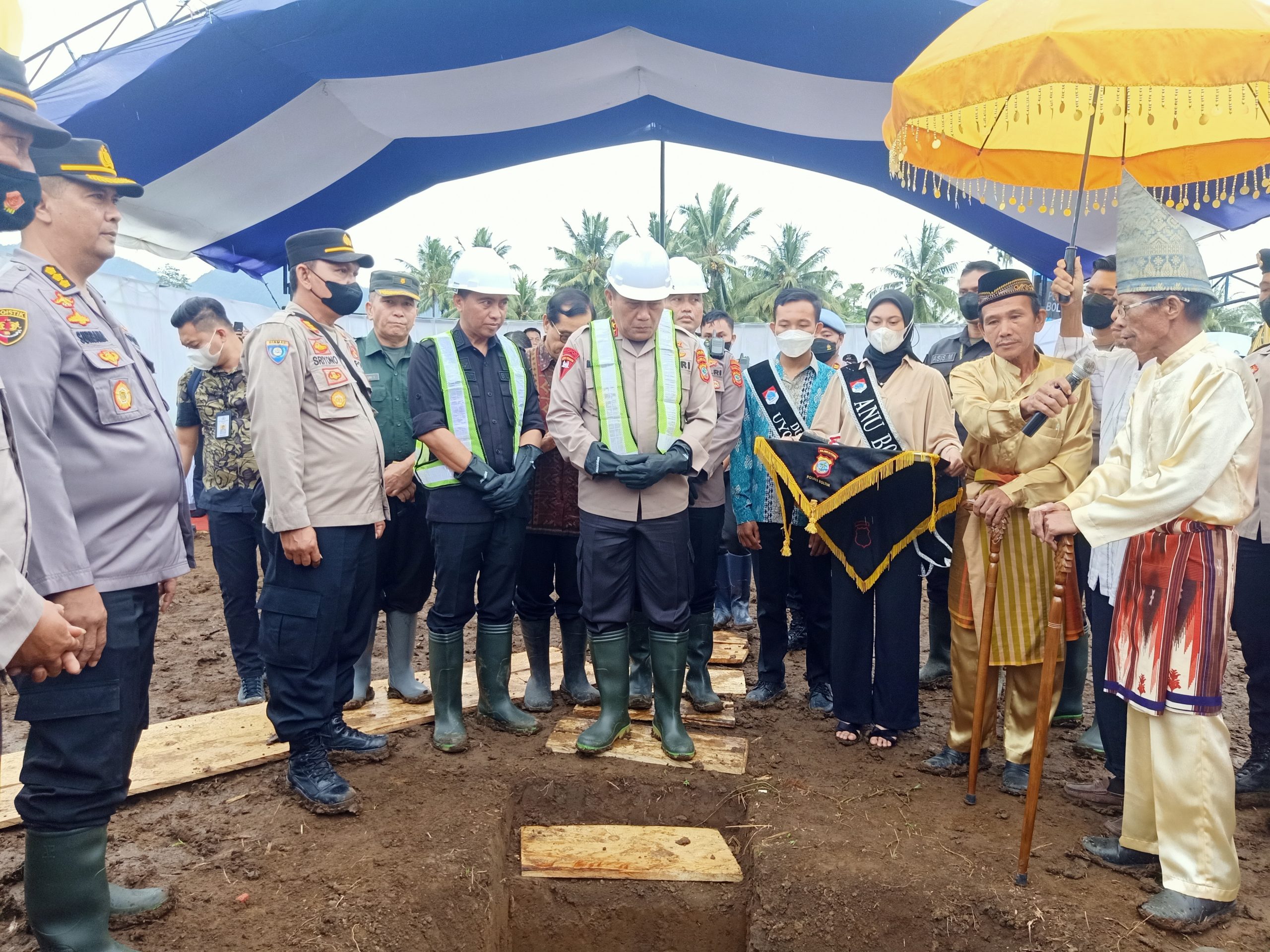 Didampingi Bupati SSM, Kapolda Sulut Melakukan Peletakan Batu Pertama Pembangunan Mapolres Boltim
