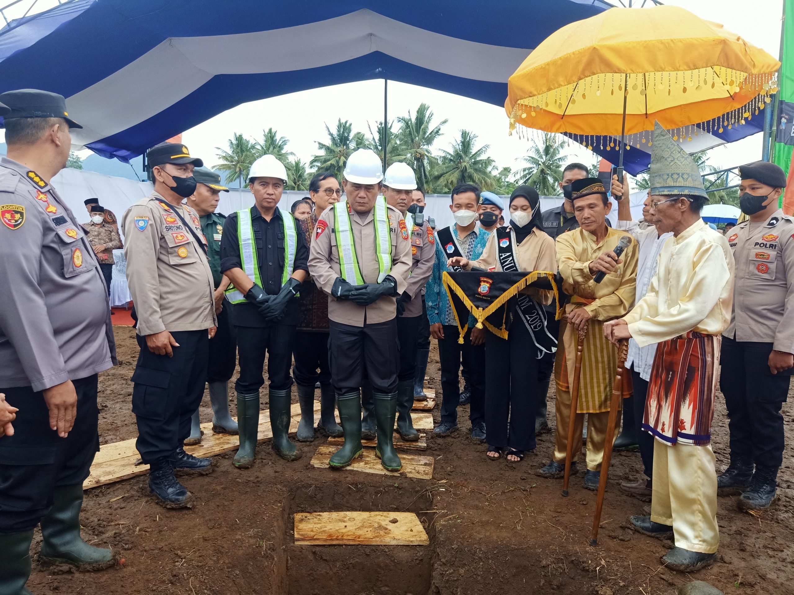Potret Kapolda Sulut bersama Bupati Sam Sam Sachrul Melakukan Peletakan Batu Pertama Pada Pembangunan Mapolres Boltim