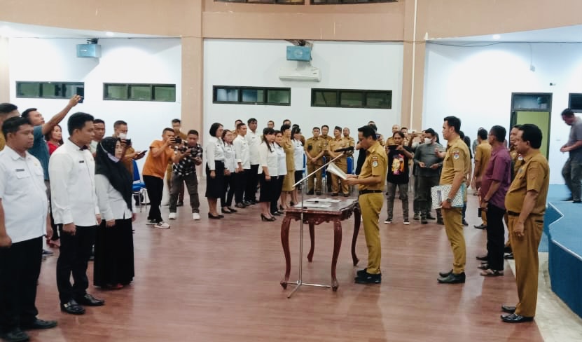 Bupati Sam Sachrul Lantik 18 Kepsek dan 3 Pengawas Sekolah