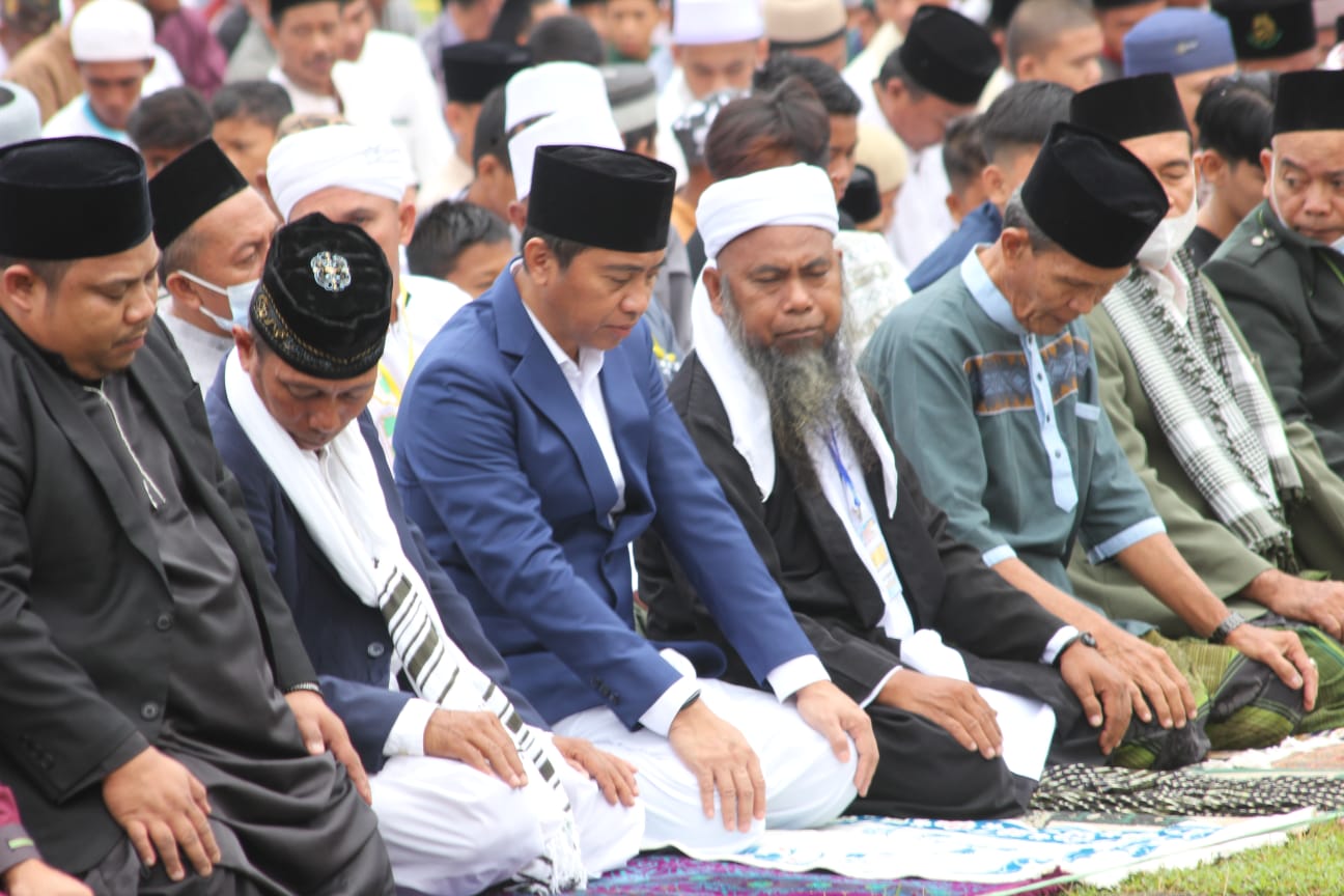 Bupati Sam Sachrul dan Ketua TP-PKK Boltim Laksanakan Sholat Idul Adha di Lapangan Kotabunan Bupati Sam Sachrul Mamonto dan Ketua TP-PKK saat melaksanakan Sholat Idul Adha di Kotabunan.(Foto: ist)
